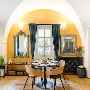 best-price-location-romantic-square-residency.praguehotelsweb.com/