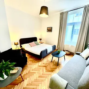 apartments-by-jacob.praguehotelsweb.com/